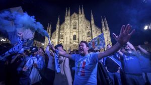 Pesta Kemenangan Suporter Napoli Rayakan Scudetto