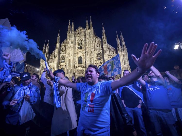 Pesta Kemenangan Suporter Napoli Rayakan Scudetto
