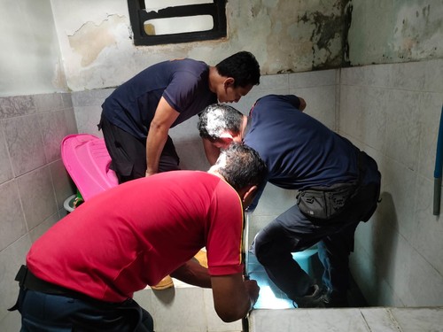 Petugas Damkartan mengevakuasi seekor biawak yang masuk ke saluran air toilet warga di Jalan Untung Surapati, Karangasem, Bali, Jumat (5/5/2023) siang.