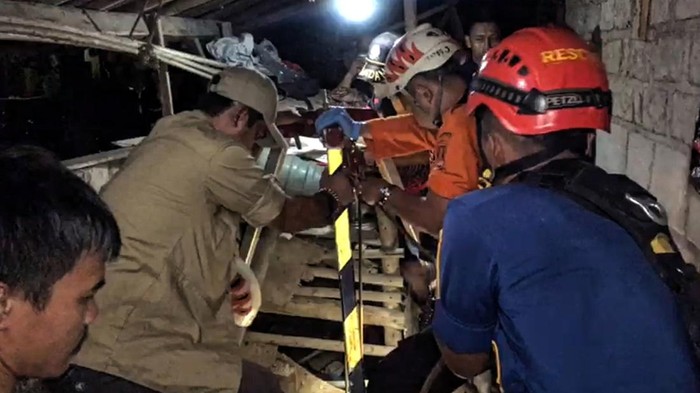 Petugas melakukan evakuasi jasad Kakek Ata yang ditemukan tewas dalam sumur di Kabupten Sukabumi, Jumat (5/5/2023).