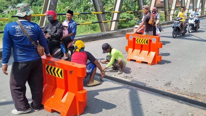 Petugas melakukan penanganan sementara bergesernya sambungan di Jembatan Kalibodri Kendal. Foto diunggah Jumat (5/5/2023).