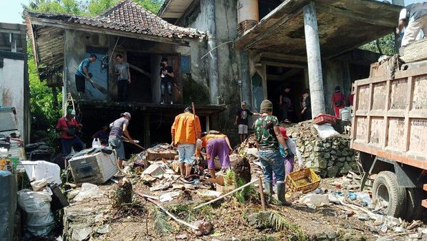 Polisi dan warga membersihkan rumah Dokter Wayan (Antara Foto)