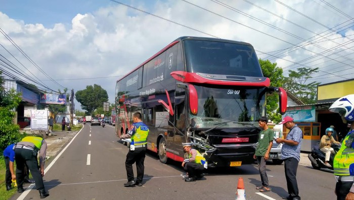 Polisi melakukan olah TKP di lokasi kecelakaan Jalan Raya Wonogiri-Ngadirojo tepatnya di depan Dusun Jatibedug, Kecamatan Wonogiri, Jumat (5/5/2023).
