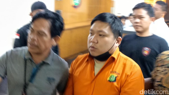 Polisi menampilkan pengendara koboi dalam jumpa pers di Polda Metro Jaya