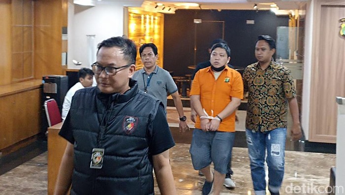 Polisi menampilkan pengendara koboi dalam jumpa pers di Polda Metro Jaya
