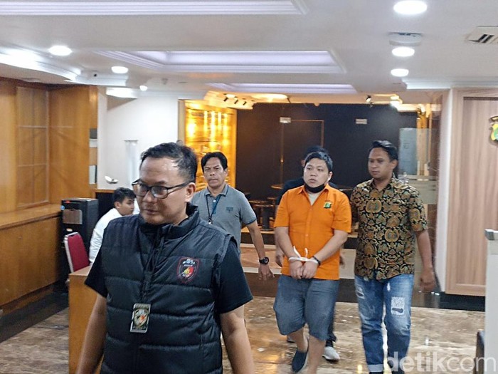 Polisi menampilkan pengendara koboi dalam jumpa pers di Polda Metro Jaya
