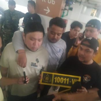 Polisi menangkap pengendara berlagak koboi yang menodongkan pistol dan memukul pengendara lain di Tol Tomang. Pelaku diketahui memalsukan pelat dinas polisi. (dok Istimewa)