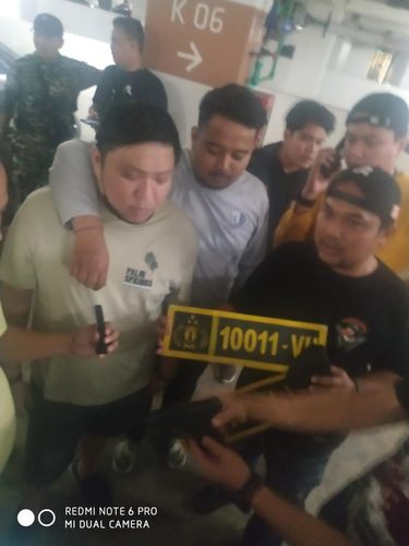 Polisi menangkap pengendara berlagak koboi yang menodongkan pistol dan memukul pengendara lain di Tol Tomang. Pelaku diketahui memalsukan pelat dinas polisi. (dok Istimewa)