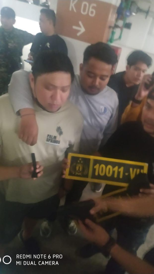 Polisi menangkap pengendara berlagak koboi yang menodongkan pistol dan memukul pengendara lain di Tol Tomang. Pelaku diketahui memalsukan pelat dinas polisi. (dok Istimewa)