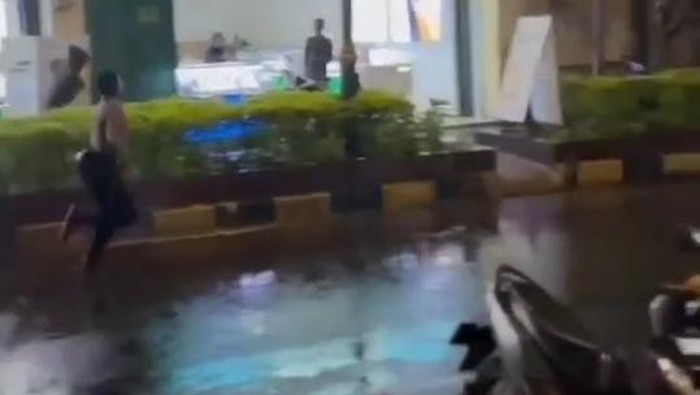 Potongan video kejar-kejaran polisi dengan seorang pria berjaket hitam.