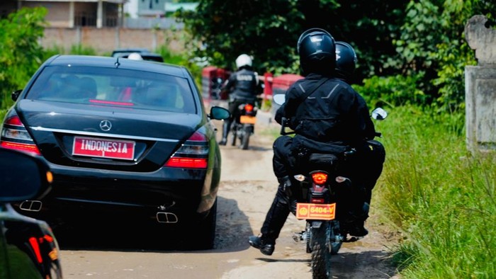 Presiden Jokowi meninjau langsung jalan rusak di Lampung yang viral di media sosial. Mobil Kepresidenan harus jalan zigzag saat melintasi kawasan tersebut, Jumat (5/5/2023).