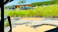 Jokowi melewati jalanan rusak di Jalan Terusan Ryacudu, Marga Agung, Jati Agung, Kabupaten Lampung Selatan, Lampung.  