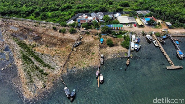 Potret Lautan Sampah di Marunda Kepu Suasana tumpukan sampah di pinggir pantai kawasan Marunda Kepu, Jakarta Utara, Rabu (3/5/2023).