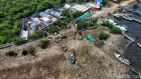 Sampah-sampah yang didominasi plastik bungkus makanan dan minuman ini diketahui berasal dari 13 aliran kali di Jakarta dan sekitarnya yang terbawa arus ke laut dan warga sekitar. 