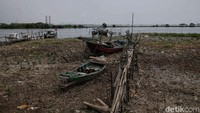 Di tengah musim angin barat, sampah dari lautan kemudian terbawa arus kembali dan mengotori pesisir Jakarta, termasuk Marunda Kepu. 
