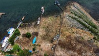 Pantauan udara tumpukan sampah di pesisir pantai kawasan Marunda Kepu, Jakarta Utara, Rabu (3/5/2023).  