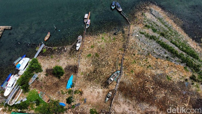 Potret Lautan Sampah di Marunda Kepu Suasana tumpukan sampah di pinggir pantai kawasan Marunda Kepu, Jakarta Utara, Rabu (3/5/2023).