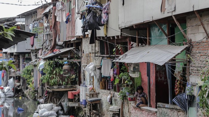 Potret Permukiman Padat Penduduk di Tengah Serbuan Pendatang Baru Sejumlah warga berjalan di kawasan padat penduduk Tanah Abang, Jakarta, Kamis (4/5/2023). Pemerintah Provinsi DKI Jakarta melalui Dinas Kependudukan dan Pencatatan Sipil (Disdukcapil) mencatat pendatang baru di DKI Jakarta usai libur Lebaran 2023 sebanyak 1.228 orang. ANTARA FOTO/Fauzan/rwa.