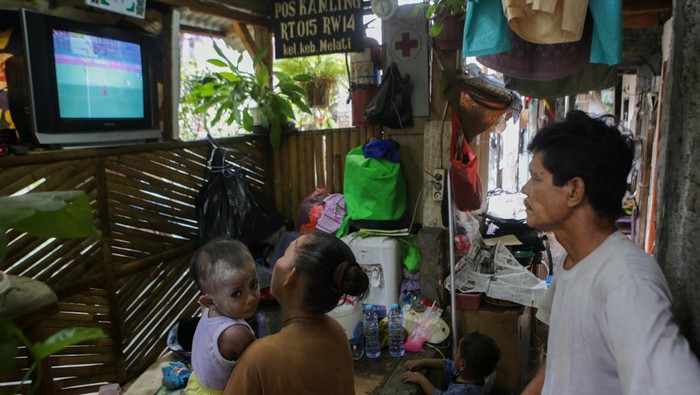 Potret Permukiman Padat Penduduk di Tengah Serbuan Pendatang Baru Sejumlah warga berjalan di kawasan padat penduduk Tanah Abang, Jakarta, Kamis (4/5/2023). Pemerintah Provinsi DKI Jakarta melalui Dinas Kependudukan dan Pencatatan Sipil (Disdukcapil) mencatat pendatang baru di DKI Jakarta usai libur Lebaran 2023 sebanyak 1.228 orang. ANTARA FOTO/Fauzan/rwa.