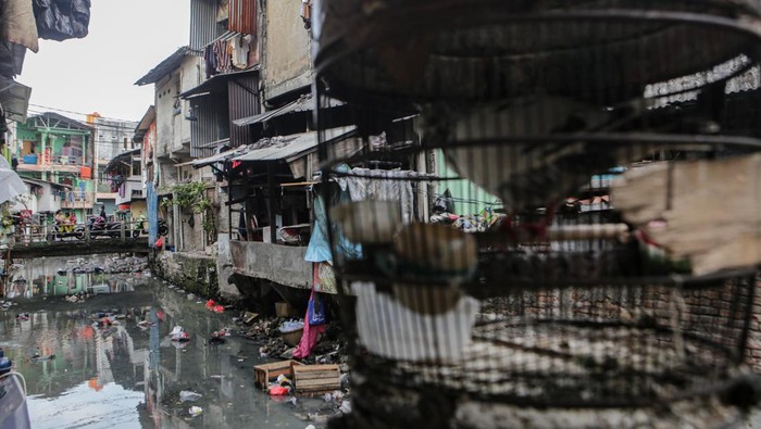 Potret Permukiman Padat Penduduk di Tengah Serbuan Pendatang Baru Sejumlah warga berjalan di kawasan padat penduduk Tanah Abang, Jakarta, Kamis (4/5/2023). Pemerintah Provinsi DKI Jakarta melalui Dinas Kependudukan dan Pencatatan Sipil (Disdukcapil) mencatat pendatang baru di DKI Jakarta usai libur Lebaran 2023 sebanyak 1.228 orang. ANTARA FOTO/Fauzan/rwa.
