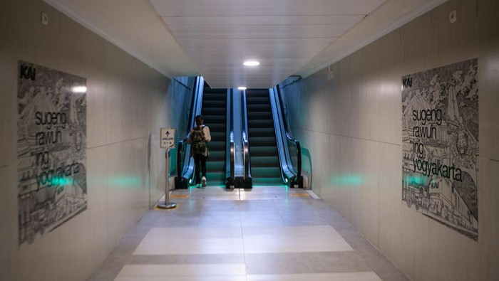 Potret Terowongan Stasiun Yogyakarta Sepanjang 65,8 Meter yang Berfungsi Lagi Calon penumpang berjalan di Terowongan Stasiun Yogyakarta, Jumat (5/5/2023). PT KAI Daop 6 Yogyakarta memfungsikan kembali underpass atau terowongan bawah tanah sepanjang 65,8 meter untuk meningkatkan kenyamanan dan keselamatan penumpang kereta api agar tidak melintasi jalur rel Stasiun Yogyakarta. ANTARA FOTO/Hendra Nurdiyansyah/nym.