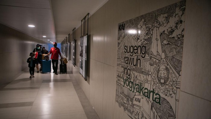 Calon penumpang berjalan di Terowongan Stasiun Yogyakarta, Jumat (5/5/2023). PT KAI Daop 6 Yogyakarta memfungsikan kembali underpass atau terowongan bawah tanah sepanjang 65,8 meter untuk meningkatkan kenyamanan dan keselamatan penumpang kereta api agar tidak melintasi jalur rel Stasiun Yogyakarta. ANTARA FOTO/Hendra Nurdiyansyah/nym.