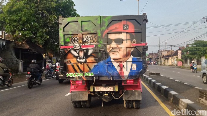 Prabowo Subianto mejeng di bak truk di Klaten. Foto diambil Jumat (5/5/2023).