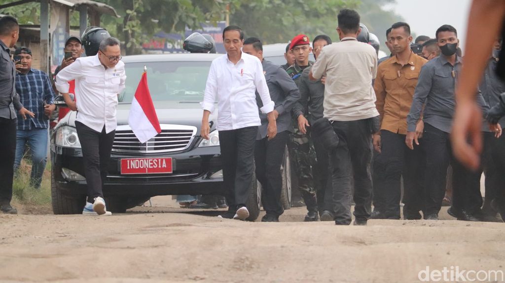 Presiden Jokowi dan Menteri Perdagangan Zuhas saat mengecek jalan rusak di Lampung Tengah. (Tommy Saputra/detikSumut)