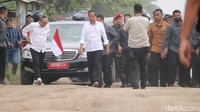 Jumat, 5 Mei 2023, Presiden Jokowi mengecek langsung jalan rusak di Lampung yang viral di media sosial. Dalam lawatannya, Mobil Indonesia 1 yang ditumpangi Presiden Joko Widodo melintasi Jalan Terusan Ryacudu yang rusak di Marga Agung, Jati Agung, Kabupaten Lampung Selatan. Tommy Saputra/detikSumut