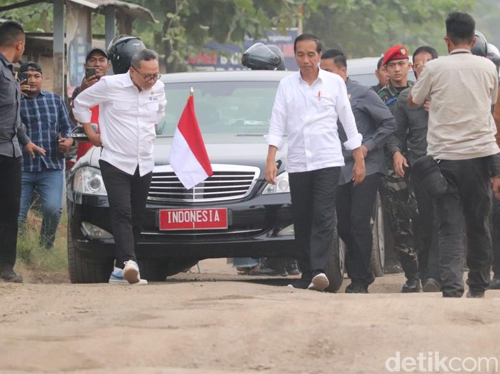 Presiden Jokowi dan Menteri Perdagangan Zuhas saat mengecek jalan rusak di Lampung Tengah. (Tommy Saputra/detikSumut)