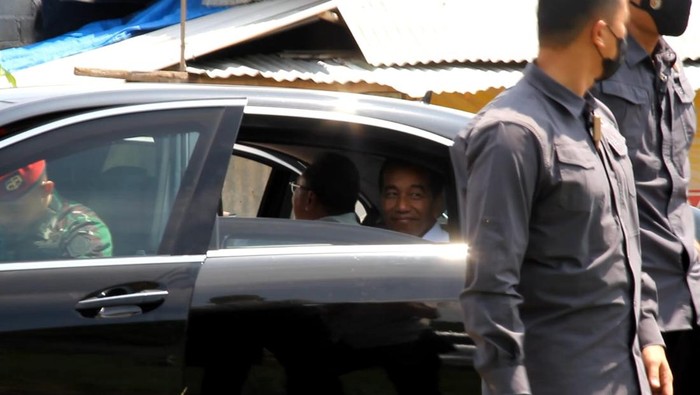 Presiden Jokowi melemparkan senyum usai meninjau jalan rusak di Lampung. (Foto: Istimewa)