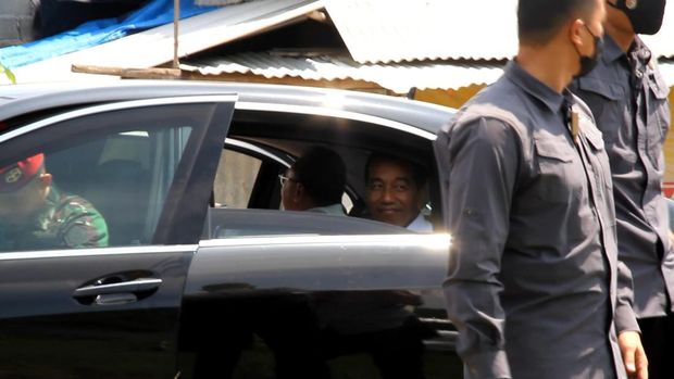 Presiden Jokowi melemparkan senyum usai meninjau jalan rusak di Lampung. (Foto: Istimewa)
