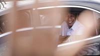 Presiden Joko Widodo menyapa warga saat mengunjungi Pasar Natar di Lampung Selatan, Lampung, Jumat (5/5/2023).