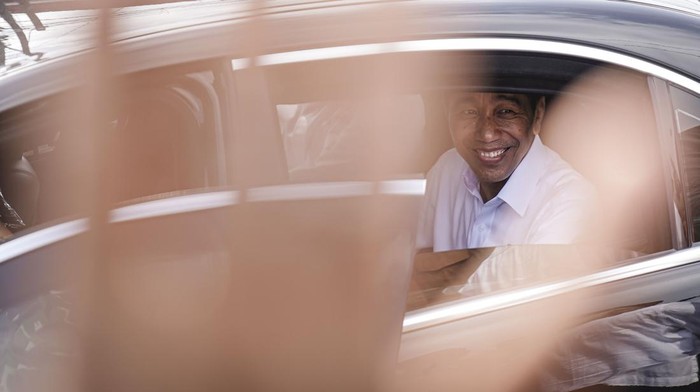 Presiden Joko Widodo menyapa warga saat mengunjungi Pasar Natar di Lampung Selatan, Lampung, Jumat (5/5/2023). Dalam kunjungan tersebut Presiden meninjau langsung harga dan pasokan sejumlah komoditas pangan serta membagikan paket bantuan sosial kepada pedagang dan masyarakat. ANTARA FOTO/Dhemas Reviyanto/nym.
