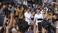 Tak sendiri, Jokowi juga ditemani jajaran menteri seperti Zulhas, Erick Thohir hingga Basuki Hadimuljono.