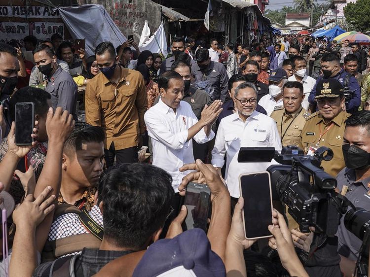 Semringah Jokowi-Zulhas Cek Harga dan Pasokan Pasar di Lampung