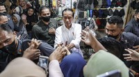 Di dalam pasar, Jokowi menyapa satu per satu warga.