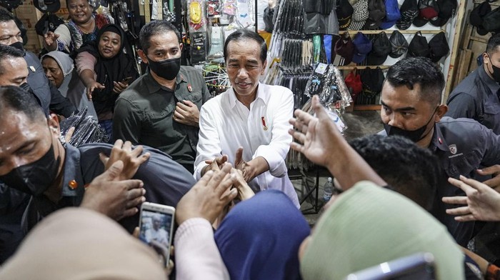 Presiden kunjungi Pasar Natar Presiden Joko Widodo menyapa warga saat mengunjungi Pasar Natar di Lampung Selatan, Lampung, Jumat (5/5/2023). Dalam kunjungan tersebut Presiden meninjau langsung harga dan pasokan sejumlah komoditas pangan serta membagikan paket bantuan sosial kepada pedagang dan masyarakat. ANTARA FOTO/Dhemas Reviyanto/nym.