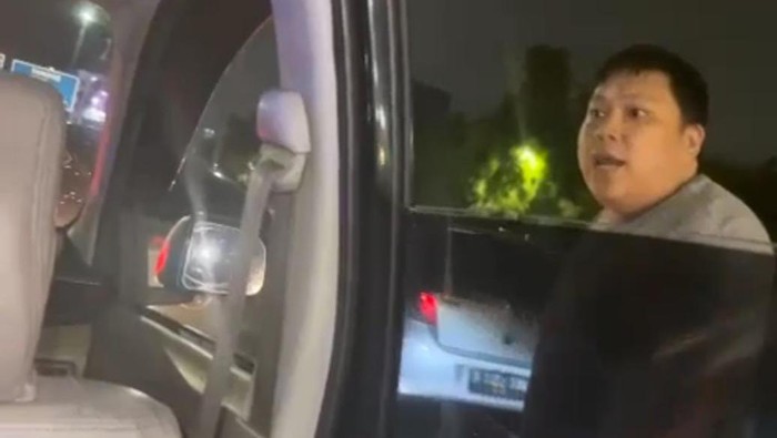 Pria koboi naik mobil pelat dinas polisi tampar sopir di tol sambil tenteng pistol