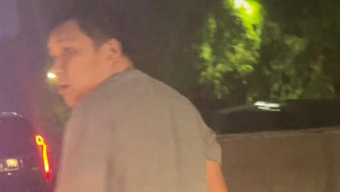 Pria koboi naik mobil pelat dinas polisi tampar sopir di tol sambil tenteng pistol
