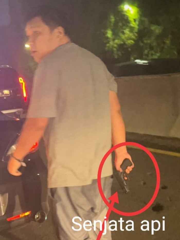Pria koboi naik mobil pelat dinas polisi tampar sopir di tol sambil tenteng pistol
