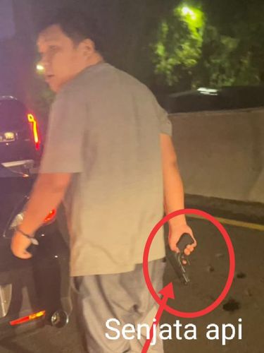 Pria 'koboi' naik mobil pelat dinas polisi tampar sopir di tol sambil tenteng pistol