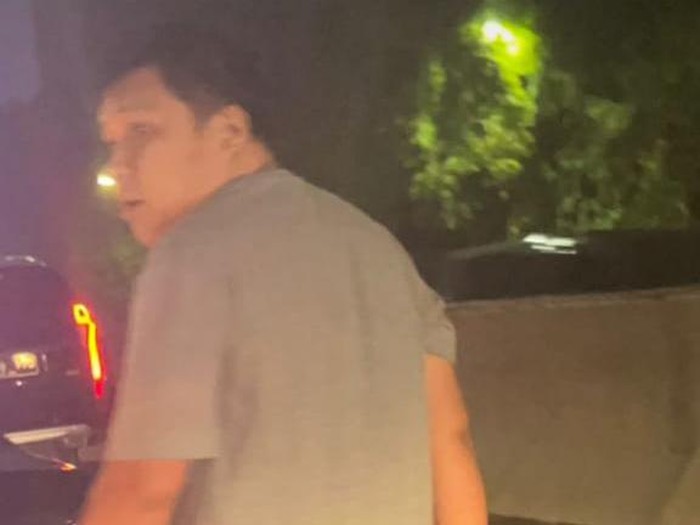 Pria koboi naik mobil pelat dinas polisi tampar sopir di tol sambil tenteng pistol
