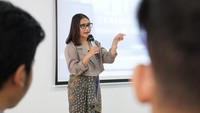 “Program Praktisi Mengajar ini adalah hal yang menyenangkan bagi saya. Saya bukan hanya mengajar tetapi juga ikut belajar, karena dalam proses perkuliahan banyak pertanyaan dan perspektif mahasiswa yang membuka mata saya lebih luas lagi,” ungkap Prilly. (Foto: Kemdikbud)