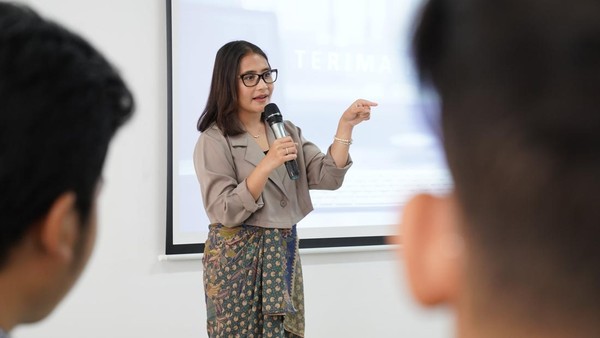 7 Potret Prilly Jadi Dosen di Universitas Udayana Bali, Mahasiswa Enggan Tidur