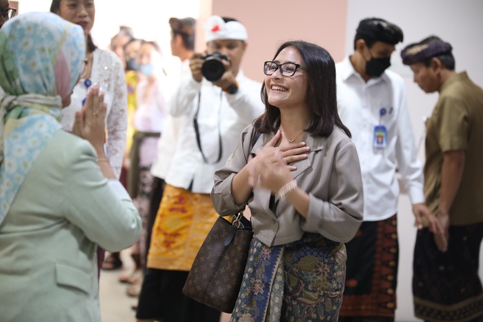 Prilly Latuconsina Jadi Dosen di Universitas Udayana.