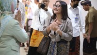 Prilly menjadi dosen lewat Program Praktisi Mengajar 2023 di Universitas Udayana, Bali. Dalam balutan batik, Prilly membagikan pengetahuannya pada mata kuliah Perencanaan Bisnis Usaha Kreatif di prodi Manajemen Fakultas Ekonomi dan Bisnis (FEB) pada Kamis (4/5/2023). (Foto: Kemdikbud)