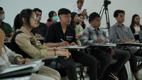 Mahasiswa juga antusias akan kedatangan pemain Ganteng Ganteng Serigala itu. Ni Komang Deepa Shanti Dewi, salah satu mahasiswa prodi Manajemen Unud yang mengikuti kelas Prilly berharap agar Prilly bisa lebih banyak memberikan pengalaman yang ia miliki ke depannya.Kegiatan yang dilaksanakan hari ini sangat seru, kita membahas lebih banyak tentang bisnis dengan Kak Prilly, harapannya ke depannya Kak Prilly bisa lebih banyak sharing lagi, ujar Ni Komang. (Foto: Kemdikbud)