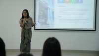 Selain bekerja di dunia hiburan, Prilly juga memiliki usaha bisnis kreatif. Ia pun membagikan pengetahuan kepada mahasiswa terkait strategi pemasaran bisnis kreatif mulai dari membuat proposal hingga studi kasus dari usaha miliknya yakni a La Joie Bakery and Café. (Foto: Kemdikbud)