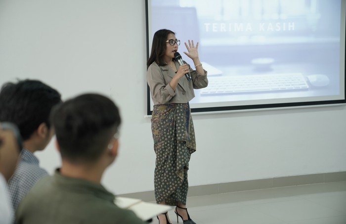 Prilly Ngajar di Udayana